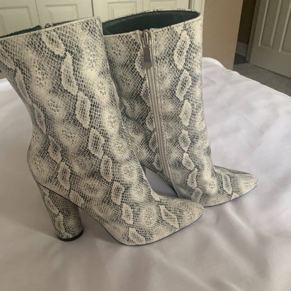 Fashion Nova snake print boots Size 7.5